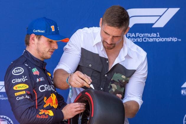 ZANDVOORT , 01-09-2022 , CM.com circuit zandvoort , Formula 1 Dutch Grand Prix 2022 - Saturday , Max Verstappen driver of Red Bull Racing wins the qualification session and starts on pole position during the race, het gets the congratulations from Rico Verhoeven Formula 1 Dutch Grand Prix 2022 Saturday  x18098800x Copyright: