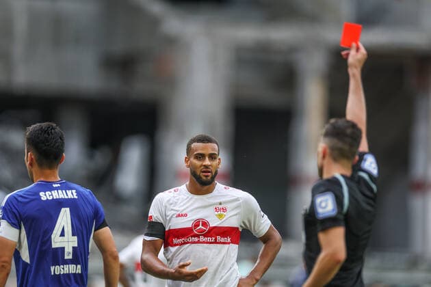 Sport Themen der Woche KW35 Sport Bilder des Tages 03.09.2022, Fussball, Saison 2022 2023, 1. Bundesliga, 5. Spieltag, VfB Stuttgart - FC Schalke 04, Josh Vagnoman (VfB Stuttgart) sieht die gelb-rote Karte. Foto: Tim Rehbein RHR-FOTO Stuttgart Mercedes-Benz-Arena BW Deutschland xRHR-FOTO TRx *** 03 09 2022, football, 2022 2023 season, 1 Bundesliga, 5 match day, VfB Stuttgart FC Schalke 04, Josh Vagnoman VfB Stuttgart sees yellow red card Photo Tim Rehbein RHR FOTO Stuttgart Mercedes Benz Arena BW Germany xRHR FOTO TRx