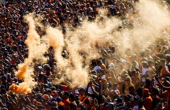 ZANDVOORT Fans in the stands during qualifying ahead of the F1 Grand Prix of the Netherlands at Circuit Zandvoort on September 3, 2022 in Zandvoort, Netherlands REMKO DE WAAL F1 Grand Prix of The Netherlands Qualifying 2022 xVIxANPxSportx xxANPxIVx 453987682 originalFilename: 453987682.jpg