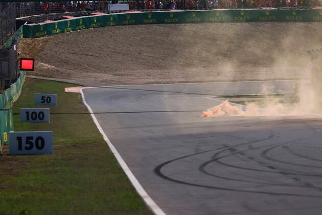Sport Bilder des Tages September 3, 2022, Zandvoort, Netherlands: September 3, 2022, Zandvoort, Netherlands: A flare causing a red flag is seen on the track during the qualifying session ahead of Formula 1 Dutch Grand Prix at Circuit Zandvoort on September 3, 2022 in Zandvoort, Netherlands. Zandvoort Netherlands - ZUMAz156 20220903_zip_z156_048 Copyright: xBeataxZawrzelx