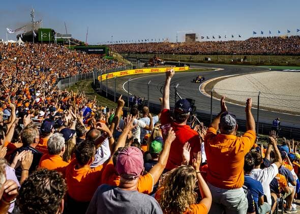 ZANDVOORT Fans in the stands during qualifying ahead of the F1 Grand Prix of the Netherlands at Circuit Zandvoort on September 3, 2022 in Zandvoort, Netherlands REMKO DE WAAL F1 Grand Prix of The Netherlands Qualifying 2022 xVIxANPxSportx xxANPxIVx 453988979 originalFilename: 453988979.jpg