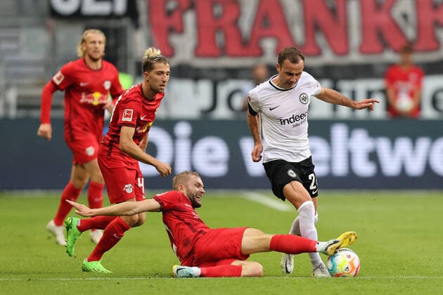Sport Themen der Woche KW35 Eintracht Frankfurt - RB Leipzig, 1. FBL Konrad Laimer (RB Leipzig, 27) grätscht in den Lauf von Mario Götze (Eintracht Frankfurt, 27). Bundesligaspiel zwischen Eintracht Frankfurt und RB Leipzig am 3. September 2022 im Deutsche Bank Park in Frankfurt am Main. Nach Vorgaben der DFL, Deutsche Fußball Liga, ist es untersagt, in dem Stadion und oder vom Spiel angefertigte Fotoaufnahmen in Form von Sequenzbildern und oder videoähnlichen Fotostrecken zu verwerten bzw. verwerten zu lassen., Frankfurt am Main Hessen Deutschland Deutsche Bank Park *** Eintracht Frankfurt RB Leipzig, 1 FBL Konrad Laimer RB Leipzig, 27 straddles the run of Mario Götze Eintracht Frankfurt, 27 Bundesliga match between Eintracht Frankfurt and RB Leipzig on 3 September 2022 at Deutsche Bank Park in Frankfurt am Main According to specifications of the DFL, German Football League, it is prohibited in the stadium and or from the game made photographs in the form of sequence pictures and or video-like photo series to exploit or to let exploit , Frankfurt am Main Hesse Germany Deutsche Bank Park
