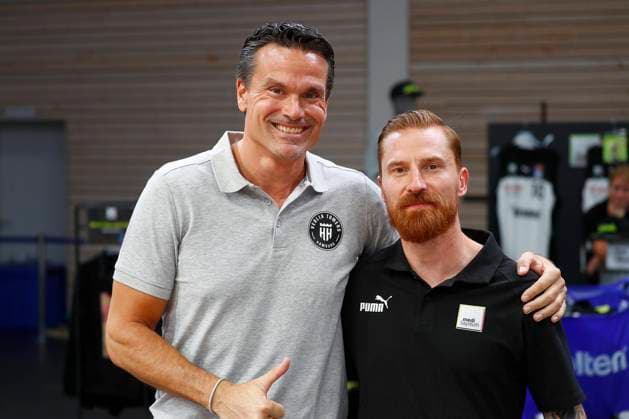 Basketball expert Jakob Cup 20212 in Oberfrankenhalle in Bayreuth season 2022 2023 Medi Bayreuth vs. Veolia Towers Hamburg Lars Masell Medi Bayreuth coach right Raoul Korner Veolia Towers Hamburg coach left