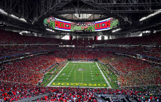 September 3, 2022, Atlanta, Georgia, U.S: Fans attend the college football Chic-fil-a Kickoff Game between the Oregon Ducks and Georgia Bulldogs on Saturday, September 03, 2022 at Mercedes-Benz Stadium in Atlanta, Georgia. Atlanta U.S. - ZUMAm233 20220903_zap_m233_006 Copyright: xAustinxMcAfeex