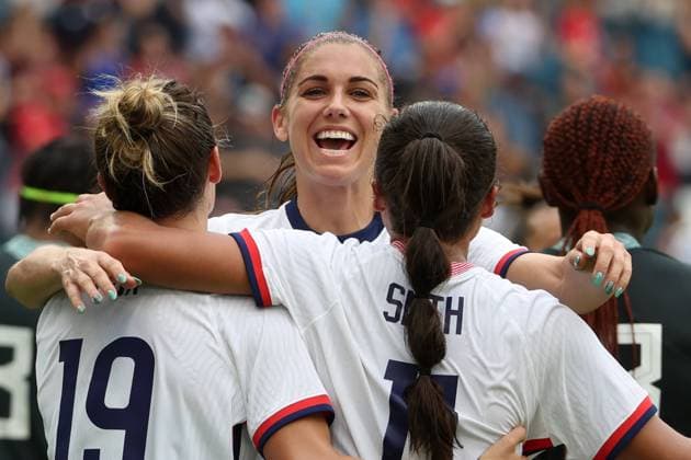 KANSAS CITY, KS - SEPTEMBER 03: United States forward Alex Morgan (13) is all smiles after Sophia Smith (11) scored her second goal in the first half of an International Friendly, Länderspiel, Nationalmannschaft soccer match between Nigeria and the United States on September 3, 2022 at Children™s Mercy Park in Kansas City, KS. Photo by Scott Winters Icon Sportswire) SOCCER: SEP 03 Women s - United States vs Nigeria Icon2209030745