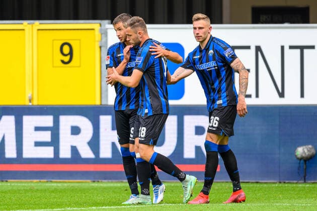 Sport Themen der Woche KW35 Paderborn, Deutschland, 03.09.2022: Marvin Pieringer (SC Paderborn 07) Torjubel, jubelt mit seiner Mannschaft nach seinem Treffer zum 1:0 bei dem Spiel der 2. Bundesliga zwischen SC Paderborn 07 und 1. FC Magdeburg in der Home Deluxe Arena am 03. September 2022 in Paderborn, Deutschland. DFB DFL REGULATIONS PROHIBIT ANY USE OF PHOTOGRAPHS AS IMAGE SEQUENCES AND OR QUASI-VIDEO. Foto: Nico Paetzel Paderborn Home Deluxe Arena Nordrhein-Westfalen Deutschland *** Paderborn, Germany, 03 09 2022 Marvin Pieringer SC Paderborn 07 goal celebration, cheers with his team after scoring 1 0 during the 2 Bundesliga match between SC Paderborn 07 and 1 FC Magdeburg at Home Deluxe Arena on 03 September 2022 in Paderborn, Germany DFB DFL REGULATIONS PROHIBIT ANY USE OF PHOTOGRAPHS AS IMAGE SEQUENCES AND OR QUASI VIDEO Photo Nico Paetzel Paderborn Home Deluxe Arena North Rhine Westphalia Germany