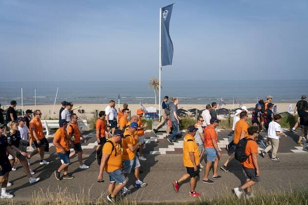 ZANDVOORT Visitors on their way to the Zandvoort circuit where the F1 Grand Prix of the Netherlands will be held ANP JEROEN JUMELET xVIxANPxSportx xxANPxIVx 454030442 originalFilename: 454030442.jpg