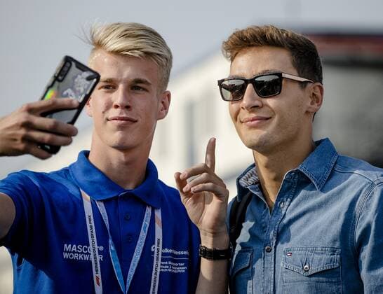 ZANDVOORT George Russell Mercedes poses with a fan ahead of the F1 Grand Prix of the Netherlands at Circuit van Zandvoort on September 4, 2022 in Zandvoort, Netherlands ANP SEM VAN DER WAL F1 Grand Prix of The Netherlands 2022 xVIxANPxSportx xxANPxIVx 454031676 originalFilename: 454031676.jpg
