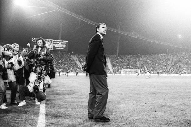 Franz Beckenbauer (Teamchef) 10 88 rag Franz Beckenbauer am 19. Oktober 1988 beim WM-Qualifikationsspiel BRD - Niederlande im Olympiastadion in München Deutschland deutsch deutscher Mann Fußball Ex-Fußballspieler Fußballer Trainer Fußballtrainer Nationalmannschaft UEFA Sportler german soccer coach quer ganz freistellbar stehend seitlich Halbprofil neutral Sportfotografen Fotografen Presse sw *** Franz Beckenbauer team boss 10 88 rag Franz Beckenbauer on 19 October 1988 at the World Cup qualifying match FRG Netherlands in the Olympic Stadium in Munich Germany German German man soccer ex soccer player footballer coach soccer coach national team UEFA sport sportsman german soccer coach crosswise quite free standing sideways half profile neutral sports photographer photographers press sw