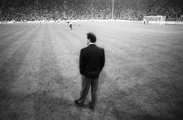 Franz Beckenbauer (Teamchef) 10 88 rag Franz Beckenbauer am 19. Oktober 1988 beim WM-Qualifikationsspiel BRD - Niederlande im Olympiastadion in München Deutschland deutsch deutscher Mann Fußball Ex-Fußballspieler Fußballer Trainer Fußballtrainer Nationalmannschaft UEFA Sportler german soccer coach quer ganz Totale stehend freistellbar Rückansicht Rücken sw *** Franz Beckenbauer team boss 10 88 rag Franz Beckenbauer on 19 October 1988 at the World Cup qualifying match FRG Netherlands in the Olympic stadium in Munich Germany German German man soccer ex soccer player footballer coach soccer trainer national team UEFA sportsman german soccer coach landscape full length standing free view back bw