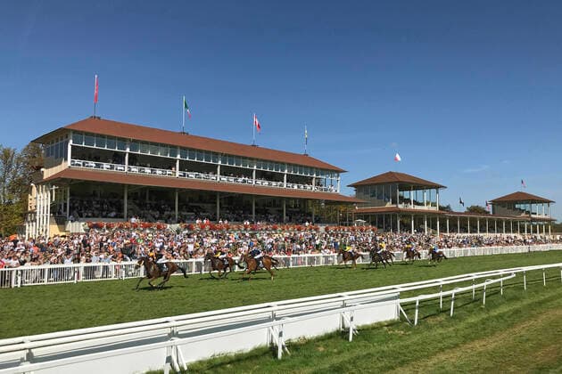Sport Themen der Woche KW35 Sport Bilder des Tages 04.09.2022, Iffezheim, Baden-Wuerttemberg, GER - Pferde und Jockeys vor der Tribuene. Manaia mit Bauyrzhan Murzabayev gewinnt. Galopprennbahn Baden-Baden, Iffezheim. () 220904D506IFFEZHEIM.JPG *** 04 09 2022, Iffezheim, Baden Wuerttemberg, GER Horses and jockeys in front of the tribune Manaia with Bauyrzhan Murzabayev wins racecourse Baden Baden, Iffezheim 220904D506IFFEZHEIM JPG