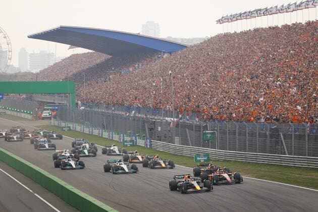 ZANDVOORT Max Verstappen Oracle Red Bull Racing leads the way during the start of the F1 Grand Prix of the Netherlands at Circuit Zandvoort on September 4, 2022 in Zandvoort, Netherlands REMKO DE WAAL F1 Grand Prix of The Netherlands 2022 xVIxANPxSportx xxANPxIVx 454042479 originalFilename: 454042479.jpg