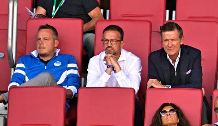 04 09 2022, Football 1 Bundesliga 2022 2023, 05 Matchday, FC Augsburg Hertha BSC Berlin, at WWK Arena Augsburg, f l President Kay Bernstein Hertha BSC , Managing Director Sport Fedi Bobic and Managing Director Thomas Herrich Hertha BSC DFL and DFB regulations prohibit any use of photographs as image sequences and or quasi video