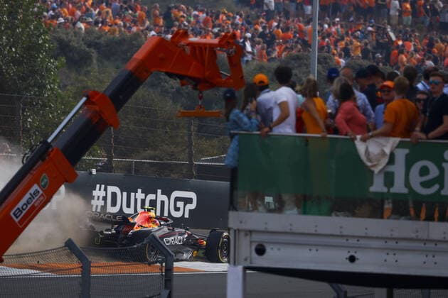 11 PEREZ Sergio (mex), Red Bull Racing RB18, action going off track during the Formula 1 Heineken Dutch Grand Prix 2022, 15th round of the 2022 FIA Formula One World Championship, WM, Weltmeisterschaft from September 2 to 4, 2022 on the Zandvoort Circuit, in Netherlands, Belgium - F1 - DUTCH GRAND PRIX 2022 - RACE DPPI Panoramic  00122036__V2_9473.JPG_