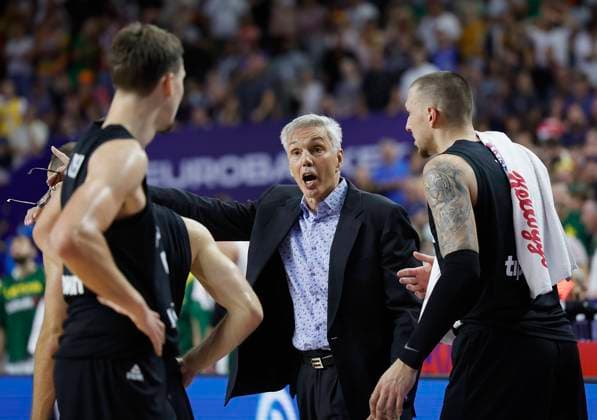 04 09 2022, Lithuania vs Germany, FIBA EuroBasket 2022, Germany, Koeln, Lanxess Arena, In picture from left Head Coach Gordon Herbert GER gives instructions Copyright: HMBxMedia xHeikoxBecker