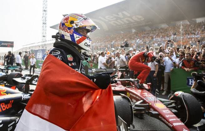 ZANDVOORT Max Verstappen Oracle Red Bull Racing celebrates wearing the Dutch flag after winning the F1 Grand Prix of the Netherlands at Circuit Zandvoort on September 4, 2022 in Zandvoort, Netherlands ANP SEM VAN DER WAL F1 Grand Prix of The Netherlands 2022 xVIxANPxSportx xxANPxIVx 454048815 originalFilename: 454048815.jpg