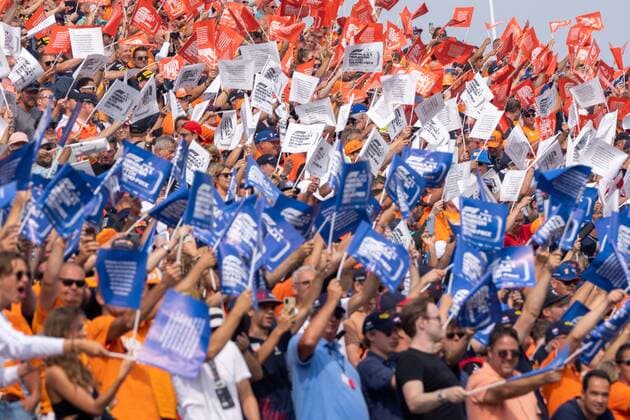 ZANDVOORT , 01-09-2022 , CM.com circuit zandvoort , Formula 1 Dutch Grand Prix 2022 - Sunday , Fans with flags Formula 1 Dutch Grand Prix 2022 Sunday  x18125472x Copyright: