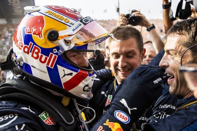 ZANDVOORT Max Verstappen Oracle Red Bull Racing receives the congratulations after winning the F1 Grand Prix of the Netherlands at Circuit van Zandvoort on September 4, 2022 in Zandvoort, Netherlands ANP SEM VAN DER WAL F1 Grand Prix of The Netherlands 2022 xVIxANPxSportx xxANPxIVx 454049065 originalFilename: 454049065.jpg