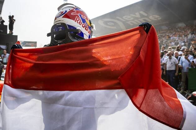 ZANDVOORT Max Verstappen Oracle Red Bull Racing celebrates wearing the Dutch flag after winning the F1 Grand Prix of the Netherlands at Circuit Zandvoort on September 4, 2022 in Zandvoort, Netherlands ANP SEM VAN DER WAL F1 Grand Prix of The Netherlands 2022 xVIxANPxSportx xxANPxIVx 454049131 originalFilename: 454049131.jpg