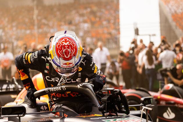 VERSTAPPEN Max (ned), Red Bull Racing RB18, portrait at the Parc fermÃ during the Formula 1 Heineken Dutch Grand Prix 2022, 15th round of the 2022 FIA Formula One World Championship, WM, Weltmeisterschaft from September 2 to 4, 2022 on the Zandvoort Circuit, in Netherlands, Belgium - F1 - DUTCH GRAND PRIX 2022 DPPI Panoramic  00122036_GH_21725