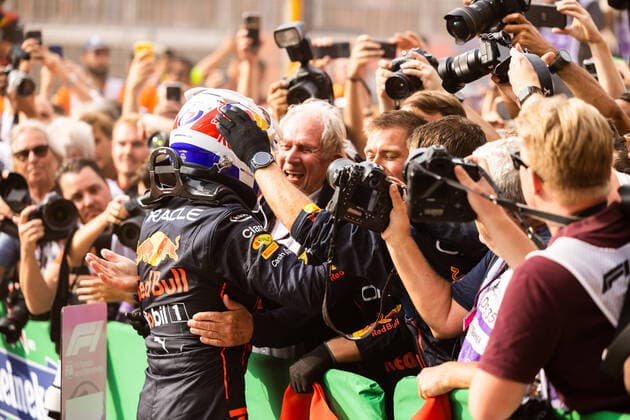 Sport Bilder des Tages VERSTAPPEN Max (ned), Red Bull Racing RB18, portrait at the Parc fermÃ during the Formula 1 Heineken Dutch Grand Prix 2022, 15th round of the 2022 FIA Formula One World Championship, WM, Weltmeisterschaft from September 2 to 4, 2022 on the Zandvoort Circuit, in Netherlands, Belgium - F1 - DUTCH GRAND PRIX 2022 DPPI Panoramic  00122036_GH_21738