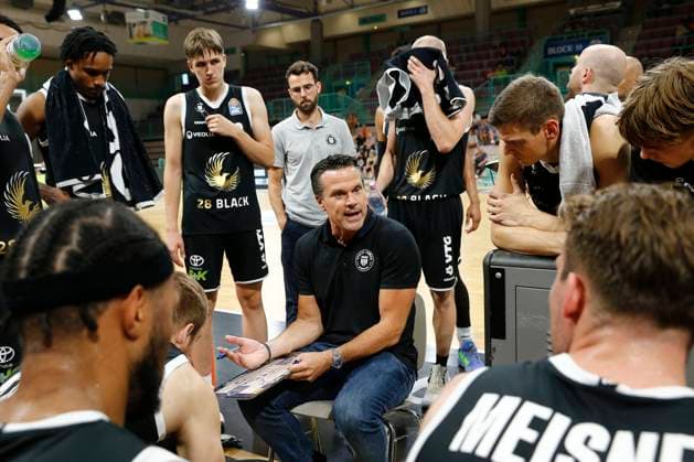Basketball expert Jakob Cup 2022 final in the Oberfrankenhalle in Bayreuth season 2022 2023 Veolia Towers Hamburg against NINERS Chemnitz Raoul Korner Veolia Towers Hamburg coach during time out