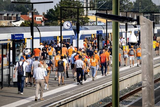 ZANDVOORT Visitors to the F1 Grand Prix of Zandvoort leave the circuit and walk to the station after the race ANP RAMON VAN FLYMEN xVIxANPxSportx xxANPxIVx 454052315 originalFilename: 454052315.jpg