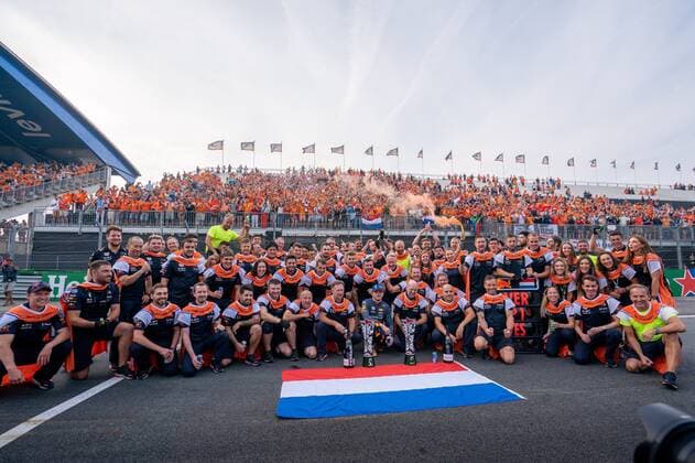 ZANDVOORT , 01-09-2022 , CM.com circuit zandvoort , Formula 1 Dutch Grand Prix 2022 - Sunday , team photo with Max Verstappen Formula 1 Dutch Grand Prix 2022 Sunday  x18127014x Copyright: