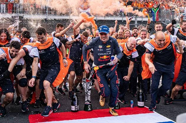 ZANDVOORT , 01-09-2022 , CM.com circuit zandvoort , Formula 1 Dutch Grand Prix 2022 - Sunday , team photo with Max Verstappen Formula 1 Dutch Grand Prix 2022 Sunday  x18127046x Copyright: