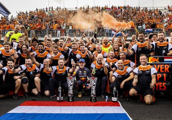ZANDVOORT Max Verstappen Oracle Red Bull Racing celebrates with his team from Red Bull Racing after winning the F1 Grand Prix of the Netherlands at Circuit van Zandvoort on September 4, 2022 in Zandvoort, Netherlands REMKO DE WAAL F1 Grand Prix of The Netherlands 2022 xVIxANPxSportx xxANPxIVx 454053012 originalFilename: 454053012.jpg