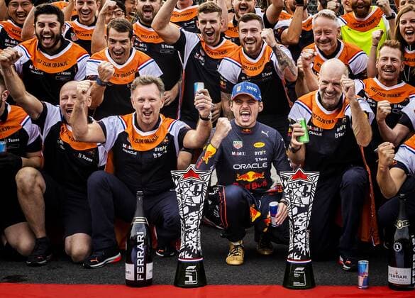ZANDVOORT Max Verstappen Oracle Red Bull Racing celebrates with his team from Red Bull Racing after winning the F1 Grand Prix of the Netherlands at Circuit van Zandvoort on September 4, 2022 in Zandvoort, Netherlands REMKO DE WAAL F1 Grand Prix of The Netherlands 2022 xVIxANPxSportx xxANPxIVx 454053274 originalFilename: 454053274.jpg