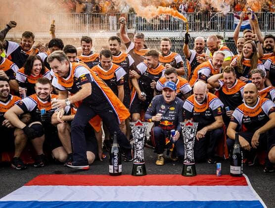 ZANDVOORT Max Verstappen Oracle Red Bull Racing celebrates with his team from Red Bull Racing after winning the F1 Grand Prix of the Netherlands at Circuit van Zandvoort on September 4, 2022 in Zandvoort, Netherlands REMKO DE WAAL F1 Grand Prix of The Netherlands 2022 xVIxANPxSportx xxANPxIVx 454053767 originalFilename: 454053767.jpg