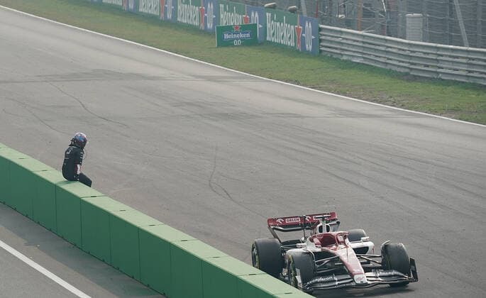 FORMULA 1 HEINEKEN DUTCH GRAND PRIX 2022 04 09 2022, Circuit Park Zandvoort, Zandvoort, FORMULA 1 HEINEKEN DUTCH GRAND PRIX 2022 , in the picture Valtteri Bottas FIN , Alfa Romeo F1 Team ORLEN remains with a defect at the end of the start finish straight layggen nordphotoxGmbHx xBratic nph00250