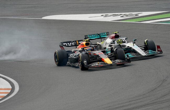 FORMULA 1 HEINEKEN DUTCH GRAND PRIX 2022 04 09 2022, Circuit Park Zandvoort, Zandvoort, FORMULA 1 HEINEKEN DUTCH GRAND PRIX 2022 , in picture Sergio Perez MEX , Oracle Red Bull Racing overtakes Lewis Hamilton GBR , Mercedes AMG Petronas Formula One Team nordphotoxGmbHx xBratic nph00250