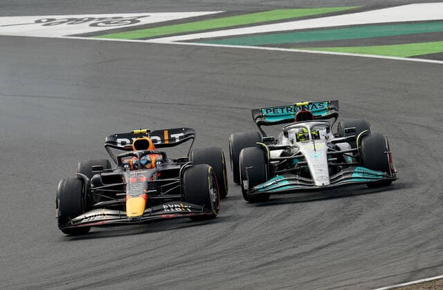 FORMULA 1 HEINEKEN DUTCH GRAND PRIX 2022 04 09 2022, Circuit Park Zandvoort, Zandvoort, FORMULA 1 HEINEKEN DUTCH GRAND PRIX 2022 , in picture Sergio Perez MEX , Oracle Red Bull Racing overtakes Lewis Hamilton GBR , Mercedes AMG Petronas Formula One Team nordphotoxGmbHx xBratic nph00250