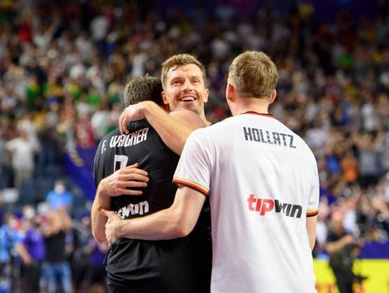 Final cheers from l Franz WAGNER GER , Andreas OBST GER , Justus HOLLATZ GER , Lithuania LTU Germany GER , preliminary round group B, on 04 09 2022 in Cologne Basketball European Championship EuroBasket 2022 in Germany, from 01 09 18 09 2022 Â