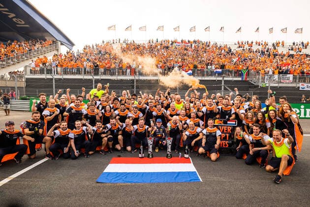 Team picture to celebrate the victory of VERSTAPPEN Max (ned), Red Bull Racing RB18, portrait during the Formula 1 Heineken Dutch Grand Prix 2022, 15th round of the 2022 FIA Formula One World Championship, WM, Weltmeisterschaft from September 2 to 4, 2022 on the Zandvoort Circuit, in Netherlands, Belgium - F1 - DUTCH GRAND PRIX 2022 - RACE DPPI Panoramic  00122036_GH_22019