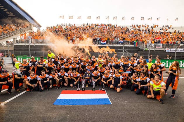 Team picture to celebrate the victory of VERSTAPPEN Max (ned), Red Bull Racing RB18, portrait during the Formula 1 Heineken Dutch Grand Prix 2022, 15th round of the 2022 FIA Formula One World Championship, WM, Weltmeisterschaft from September 2 to 4, 2022 on the Zandvoort Circuit, in Netherlands, Belgium - F1 - DUTCH GRAND PRIX 2022 - RACE DPPI Panoramic  00122036_GH_22027