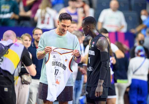 Football player Mats HUMMELS GER BVB receives from Dennis SCHROEDER Schröder r GER a jersey of the national team with signatures of the team Lithuania LTU Germany GER 109 107 n V , preliminary round group B, on 04 09 2022 in Cologne Basketball European Championship EuroBasket 2022 in Germany, from 01 09 18 09 2022 Â