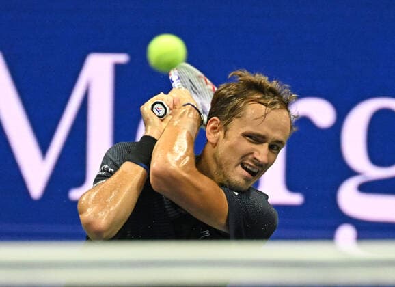QUEENS, NY- SEPTEMBER 04: **NO NY NEWSPAPERS** Nick Kyrgios Vs Daniil Medvedev during the 2022 US Open at the USTA Billie Jean King National Tennis Center on September 4, 2022 in Flushing Queens. Credit: MediaPunch Flushing Meadows United States - ZUMAev 0168108933st Copyright: xmpi04x