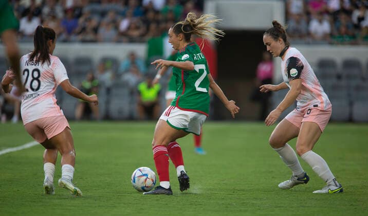 Mexico Player (21) Center gets pressure by Los Angel City FC (28) Lily Nabet and (8) Carl Roccaro during a friendly game, at the Banc of California Stadium in Los Angeles, 5 September 2022. Los Angel City FC - Mexico s Women national team, Nationalteam !ACHTUNG: NUR REDAKTIONELLE NUTZUNG!  Copyright: xARMANDOxARORIZOx AME4910 20220906-6dc723e1c2cf953560c38756759194b93abde4c4