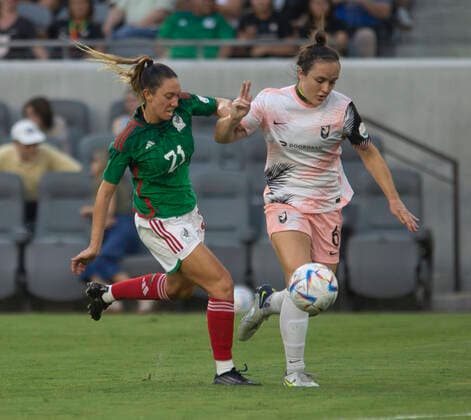 Mexico Player Karina Anais Rodriguez vies for the ball against Carl Roccaro of Los Angel City FC, during a friendly game, at the Banc of California Stadium in Los Angeles, 5 September 2022. Los Angel City FC - Mexico s Women national team, Nationalteam !ACHTUNG: NUR REDAKTIONELLE NUTZUNG!  Copyright: xARMANDOxARORIZOx AME4911 20220906-f56d2ed79c3d79804f8dc4224523b2970c417eb2
