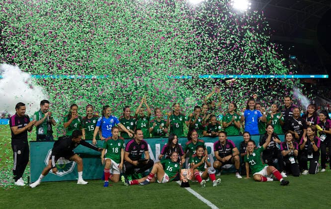 Sport Bilder des Tages Sport Bilder des Tages Mexico s players celebrate with the Angelina Cup trophy after winning the friendly match against Angel City FC, at the Bank of California Stadium in Los Angeles, USA, 05 September 2022. Angel City - Mexico !ACHTUNG: NUR REDAKTIONELLE NUTZUNG!  Copyright: xARMANDOxARORIZOx AME4918 20220906-0c8af12f21a2a63a3741b5fb0267323532ce9a30