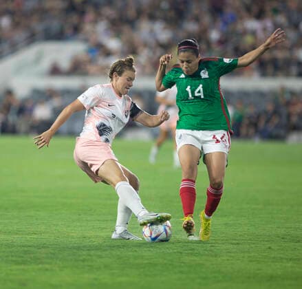 Angel City FC s Savannah McCaskill (L) in action against Mexico s Jacquelline Ovalle, during a friendly match at the Bank of California Stadium in Los Angeles, USA, 05 September 2022. Angel City - Mexico !ACHTUNG: NUR REDAKTIONELLE NUTZUNG!  Copyright: xARMANDOxARORIZOx AME4919 20220906-4d534ce59df9ed2bff954fd1941653fa2b89a368