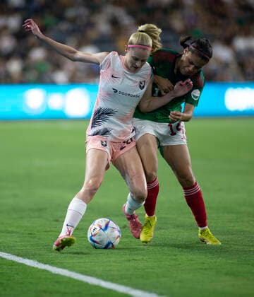 Angel City FC s Tyler Lussi (L) in action against Mexico s Jacquelline Ovalle, during a friendly match at the Bank of California Stadium in Los Angeles, USA, 05 September 2022. Angel City - Mexico !ACHTUNG: NUR REDAKTIONELLE NUTZUNG!  Copyright: xARMANDOxARORIZOx AME4922 20220906-5eb42c409431557afa4675932a5ab0db573b77e0