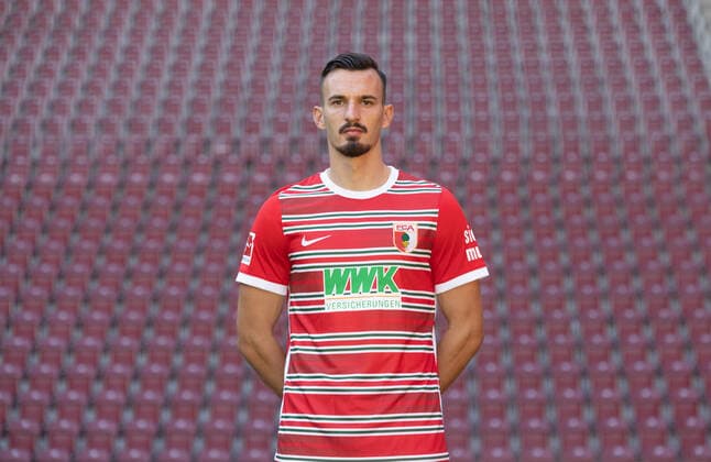 Mergim Berisha FC Augsburg 1 BL, Porträttermin 2022 2023,