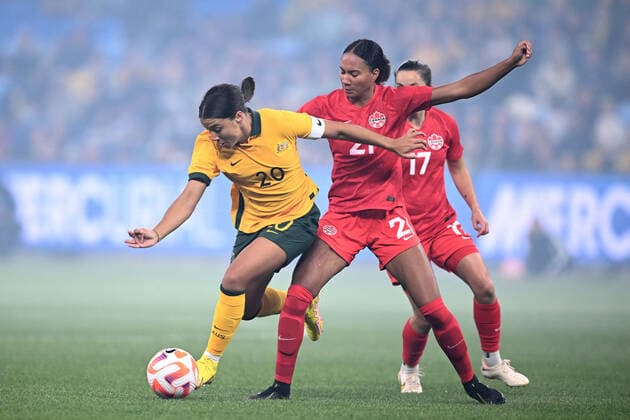 SOCCER AUSTRALIA CANADA WOMEN, Sam Kerr of the Matildas competes for possession with Shelina Zadorsky of Canada during the Women s International Friendly, Länderspiel, Nationalmannschaft soccer match between Australia and Canada at Allianz Stadium in Sydney, Tuesday, September 6, 2022. ( NO ARCHIVING, EDITORIAL USE ONLY, NO USE IN BOOKS WITHOUT CONSENT SYDNEY NEW SOUTH WALES AUSTRALIA  Copyright: xDANxHIMBRECHTSx 20220906001699113784