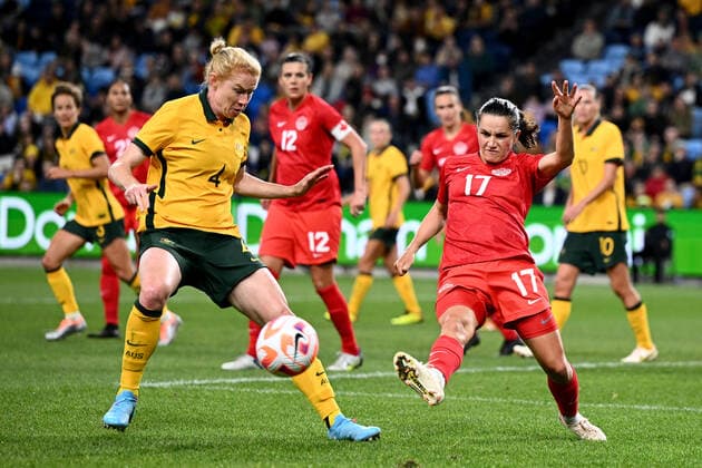 SOCCER AUSTRALIA CANADA WOMEN, Clare Polkinghorne of the Matildas competes for possession with Jessie Fleming of Canada during the Women s International Friendly, Länderspiel, Nationalmannschaft soccer match between Australia and Canada at Allianz Stadium in Sydney, Tuesday, September 6, 2022. ( NO ARCHIVING, EDITORIAL USE ONLY, NO USE IN BOOKS WITHOUT CONSENT SYDNEY NEW SOUTH WALES AUSTRALIA  Copyright: xDANxHIMBRECHTSx 20220906001699127177