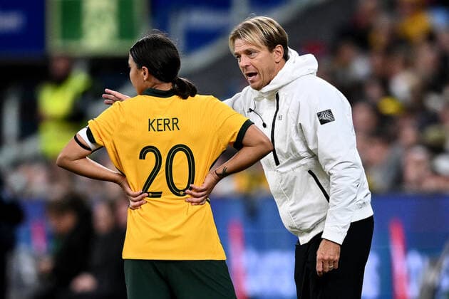 SOCCER AUSTRALIA CANADA WOMEN, Matildas coach Tony Gustavsson speaks to Sam Kerr during the Women s International Friendly, Länderspiel, Nationalmannschaft soccer match between Australia and Canada at Allianz Stadium in Sydney, Tuesday, September 6, 2022. ( NO ARCHIVING, EDITORIAL USE ONLY, NO USE IN BOOKS WITHOUT CONSENT SYDNEY NEW SOUTH WALES AUSTRALIA  Copyright: xDANxHIMBRECHTSx 20220906001699133306