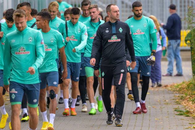 GER, 1 FBL, Werder Bremen training 06 09 2022, training ground at wohninvest WESERSTADION Platz 4 5, Bremen, GER, 1 FBL, Werder Bremen training OLE WERNER SV Werder Bremen coach on his way with the team to the training ground nordphotoxGmbHxx xKokenge nph00001